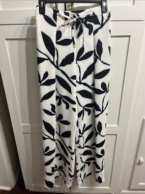 Wide Leg Leaf-Print Pants in Black and White